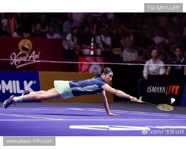 羽毛球鱼跃救球，落地尘土飞扬：激情与坚韧的运动瞬间