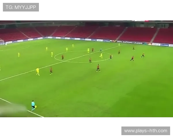 足球场现“魔法吊射”,门将呆立原地连跳都忘了 足球场现“魔法吊射”,门将呆立原地连跳都忘了