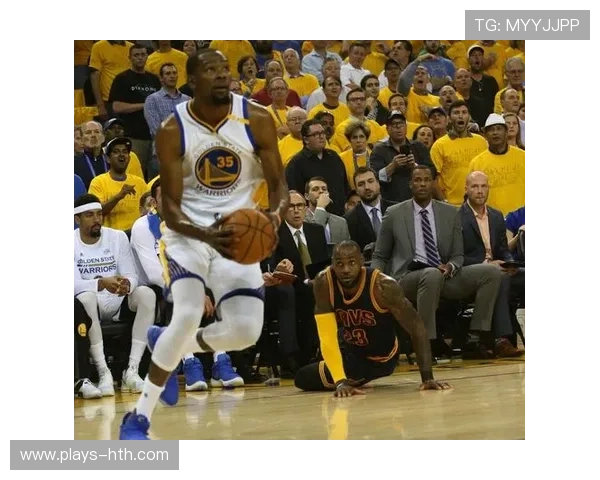 史诗级对决：杜兰特vs詹姆斯，谁是更强的“赛场王者”？