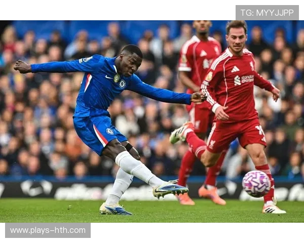 切尔西替补的新锐锋线连续冲击对方禁区，终收回报